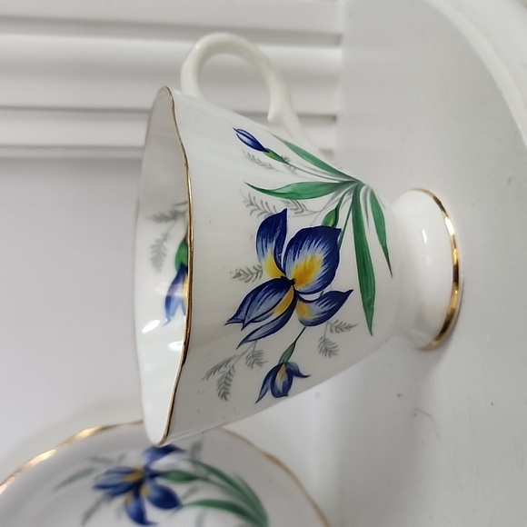 Bone Windsor China England Gilded Floral Pedestal Teacup & Saucer Set - Picture 3 of 7